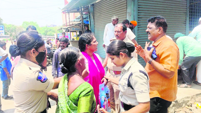 ఆర్టీసీ బస్టాండ్లో షటర్ వివాదం
1