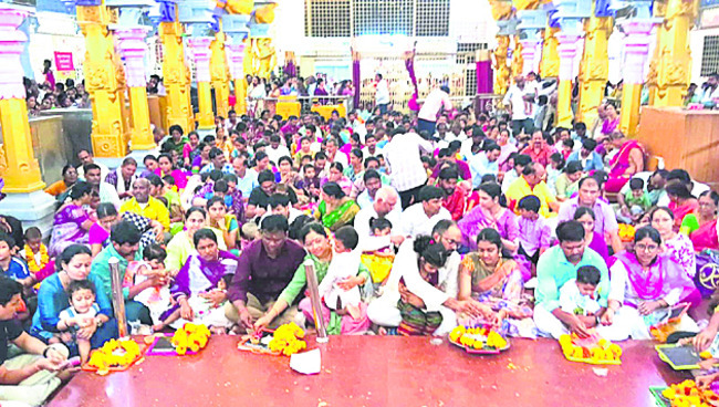 బాసర ఆలయంలో భక్తుల కిటకిట1