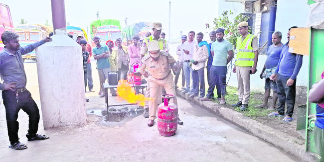 దళారులను నమ్మి మోసపోవద్దు 1