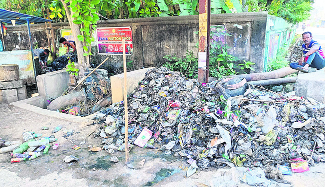 ● డ్రైనేజీలా.. డంపింగ్ యార్డులా?1