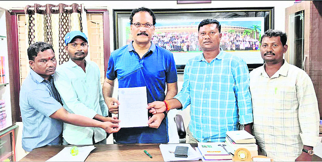 కొబ్బరిబొండాల వ్యాన్‌ బోల్తా3