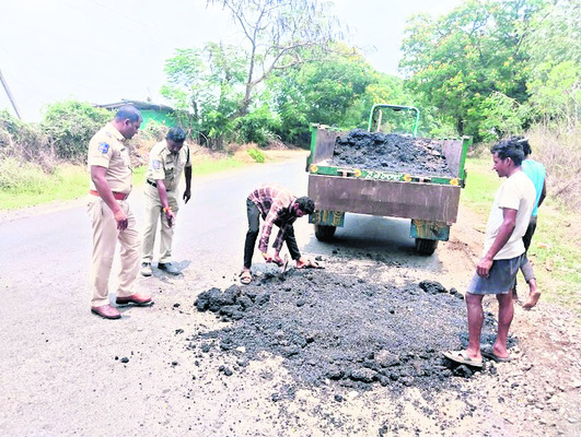 కంటైనర్‌, కారు ఢీ..1