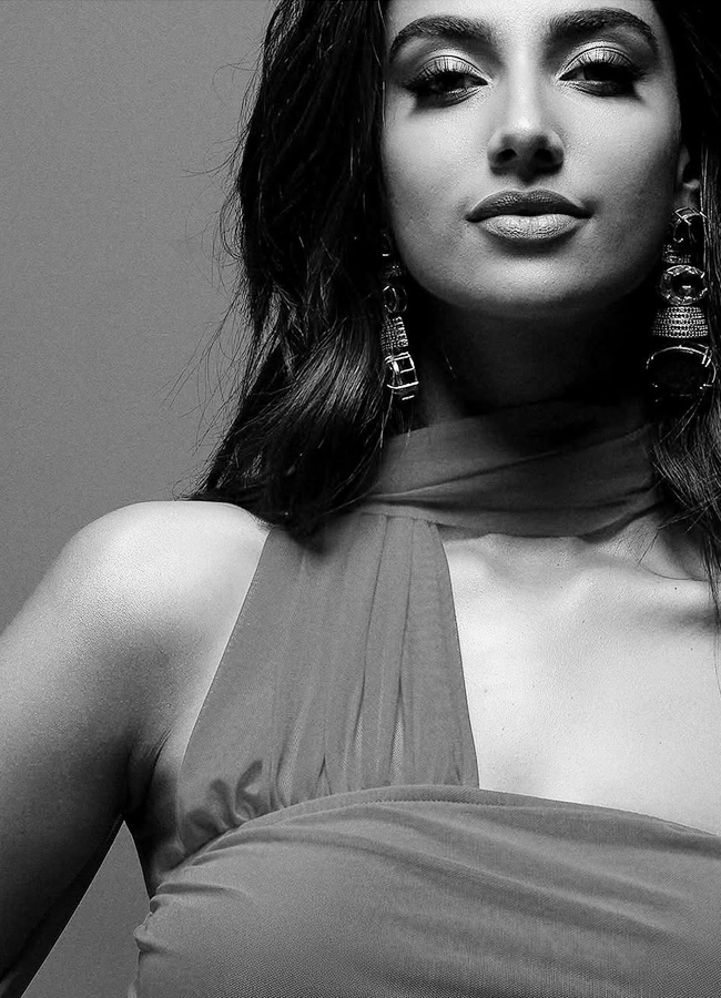 'Sankranthiki Vasthunnam' movie beauty Meenakshi Chowdhury in a red rose dress6