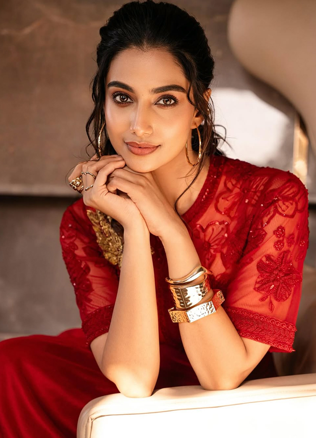 'Sankranthiki Vasthunnam' movie beauty Meenakshi Chowdhury in a red rose dress10