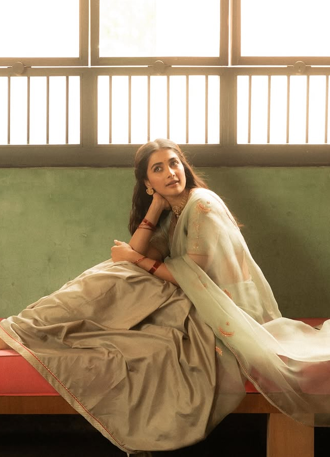 Vintage girl 'Pooja Hegde' looks in a retro look2