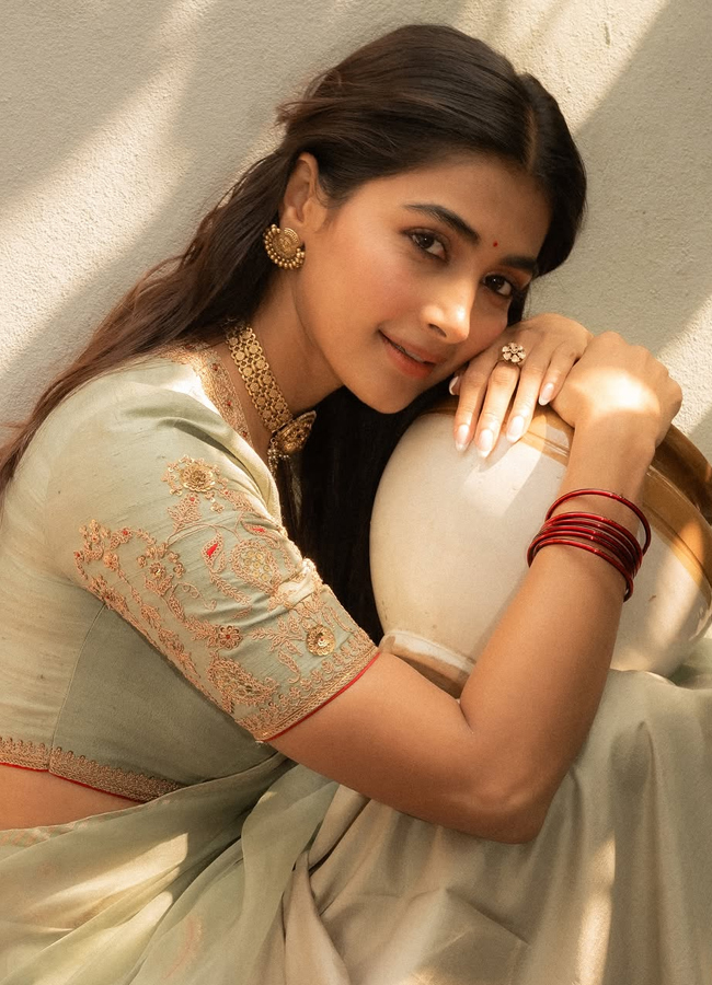 Vintage girl 'Pooja Hegde' looks in a retro look11