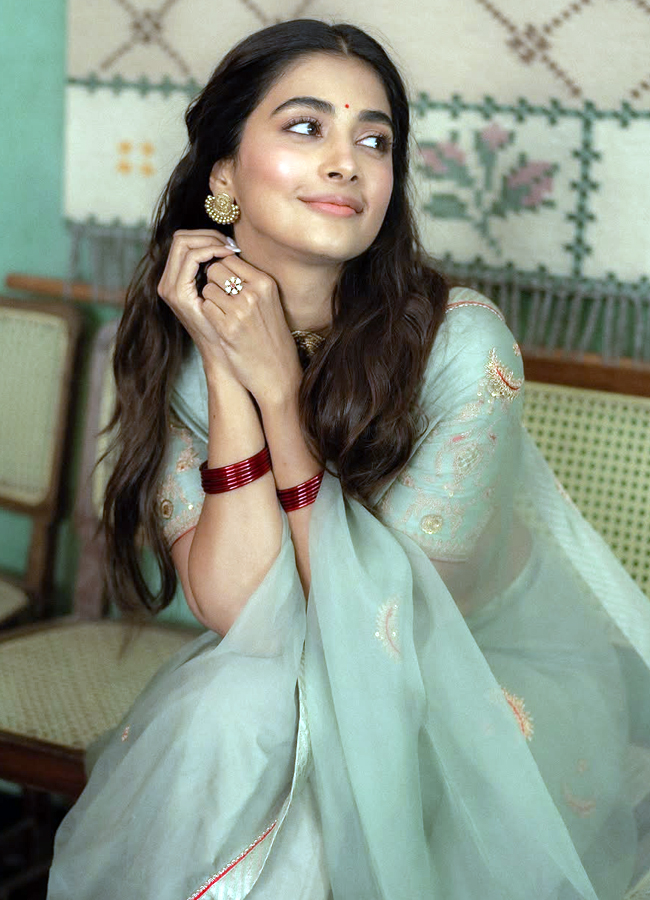 Vintage girl 'Pooja Hegde' looks in a retro look12
