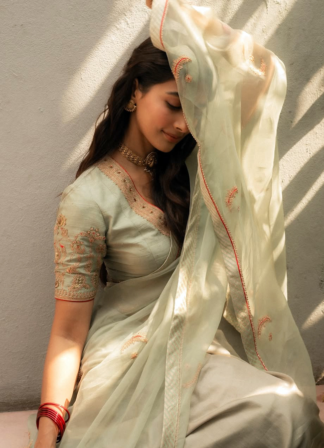 Vintage girl 'Pooja Hegde' looks in a retro look13