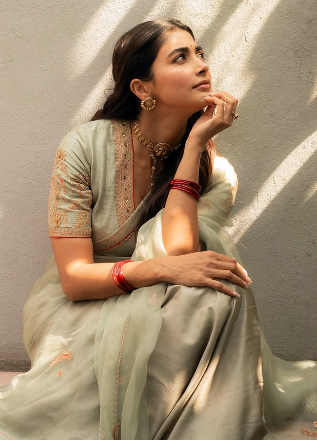 Vintage girl 'Pooja Hegde' looks in a retro look14