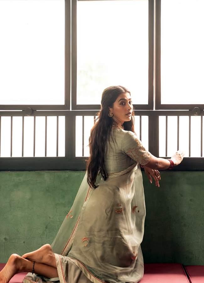 Vintage girl 'Pooja Hegde' looks in a retro look15