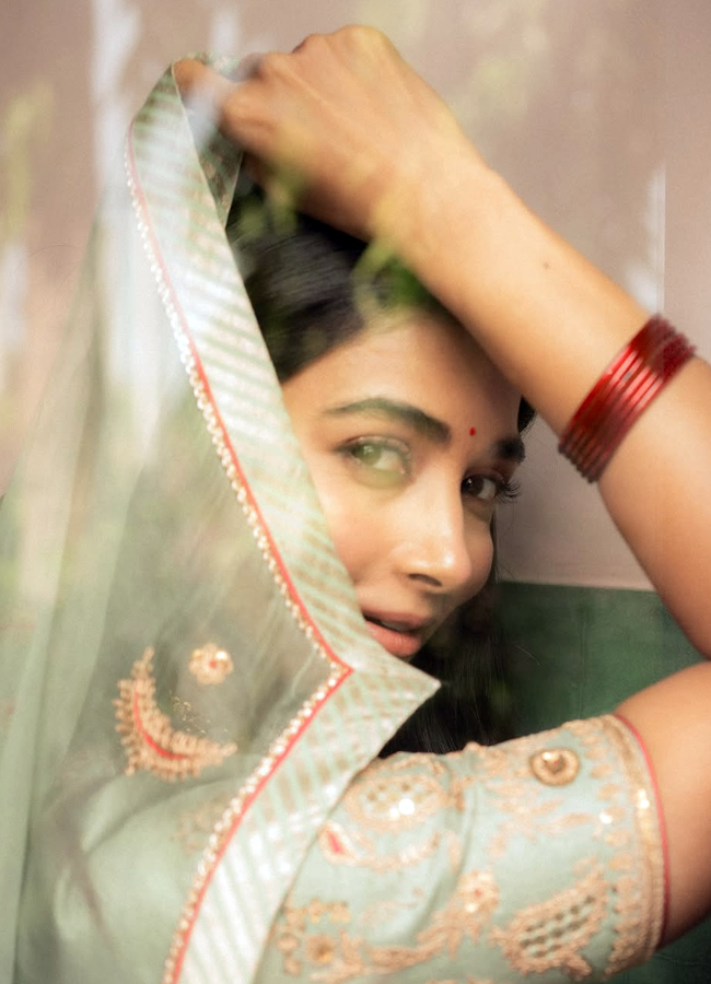 Vintage girl 'Pooja Hegde' looks in a retro look16