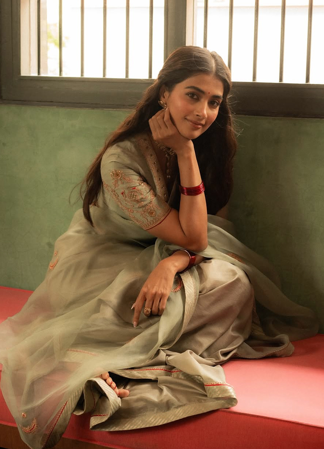 Vintage girl 'Pooja Hegde' looks in a retro look3