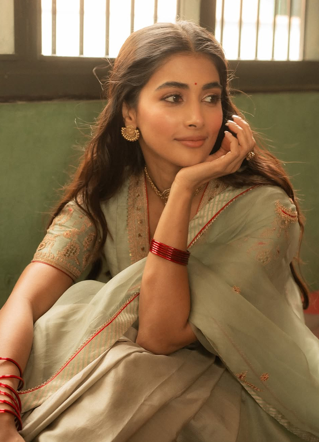 Vintage girl 'Pooja Hegde' looks in a retro look4