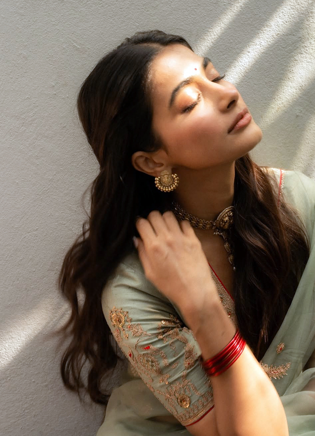 Vintage girl 'Pooja Hegde' looks in a retro look6