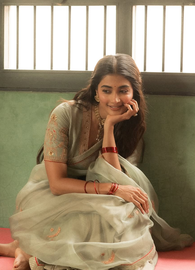 Vintage girl 'Pooja Hegde' looks in a retro look8