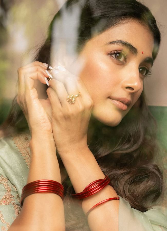 Vintage girl 'Pooja Hegde' looks in a retro look9