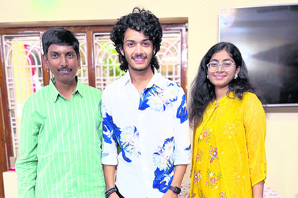 భద్రాచలంలో  హీరో రోషన్‌ సందడి1