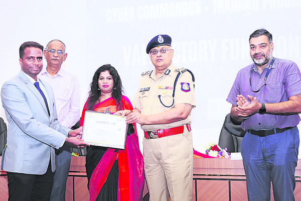 ఐఐటీలో సైబర్‌ కమాండో శిక్షణ పూర్తి 1