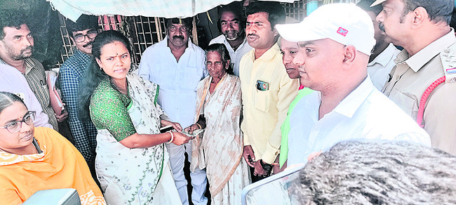 పింఛన్ల పంపిణీ ప్రారంభం 1