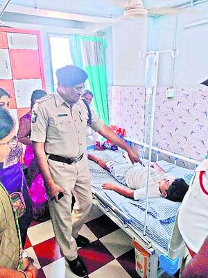 మద్యం మత్తులో స్కూల్‌ ఆటో డ్రైవర్‌ బీభత్సం 1