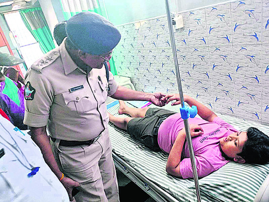 మద్యం మత్తులో స్కూల్‌ ఆటో డ్రైవర్‌ బీభత్సం 2