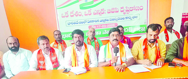 అమ్మవారిని దర్శించుకున్న  అదనపు కలెక్టర్‌1