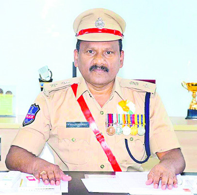 అమ్మవారిని దర్శించుకున్న  అదనపు కలెక్టర్‌2
