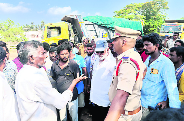 మట్టి లారీలను అడ్డుకుని ఆందోళన 1