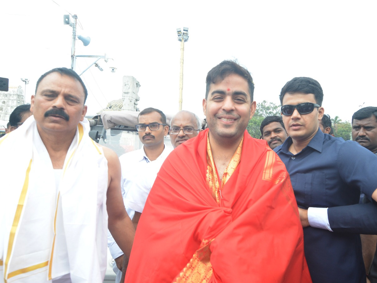 Akash Ambani offered prayers at Tirupati Balaji Temple and visited Goshala in Tirumala Photos2