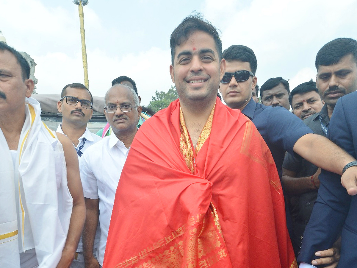 Akash Ambani offered prayers at Tirupati Balaji Temple and visited Goshala in Tirumala Photos3