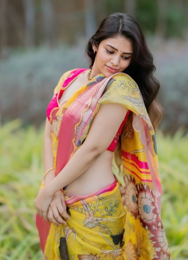 Bandhavi Sridhar Glam in colorfull saree photos 5