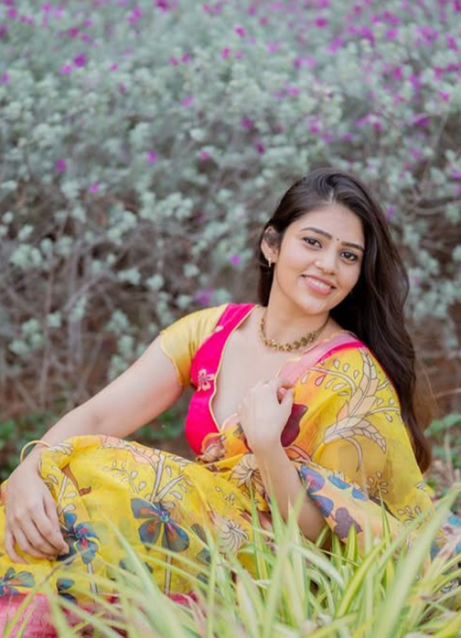 Bandhavi Sridhar Glam in colorfull saree photos 9
