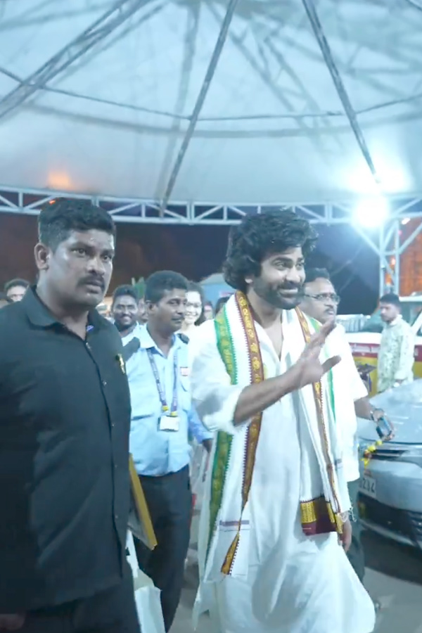 Sharwanand worships at Kanakadurgamma Temple in Vijayawada with family10