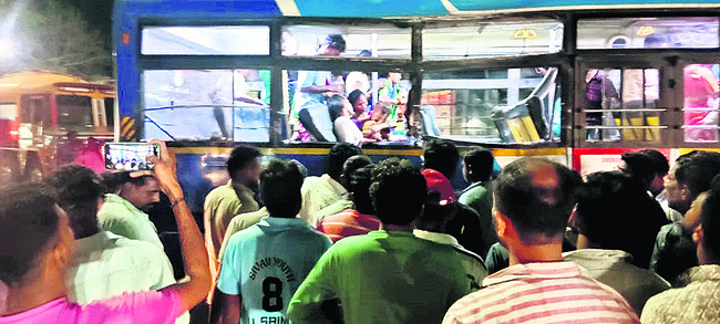 ● చిన్నారి సహా పది మందికి గాయాలు1