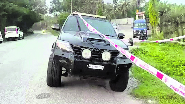 కుటుంబ గొడవలా, బయటివారా? 1