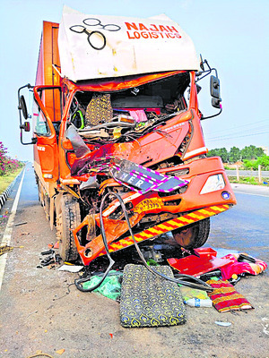ఉర్దూ పోస్టులు తొలగించడం దారుణం 3