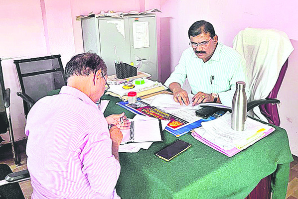 దుర్గమ్మ సేవలో జడ్జి  
1