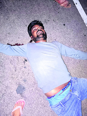 రోడ్డు ప్రమాదంలో  ఒకరి దుర్మరణం
2