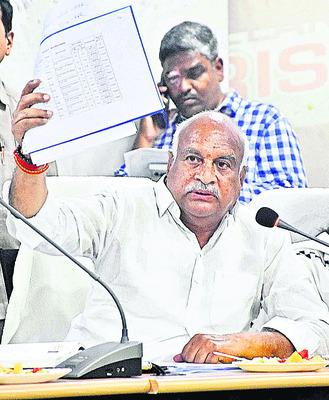 పని చేయకుంటే పక్కన పెట్టుడే..! 4