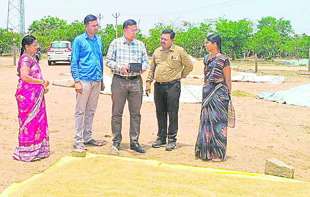 దుర్గమ్మ సేవలో జడ్జి  
3