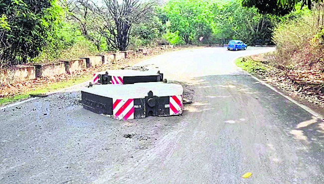 ఘాట్ రోడ్డులో జారిపడిన భారీ యంత్రం1