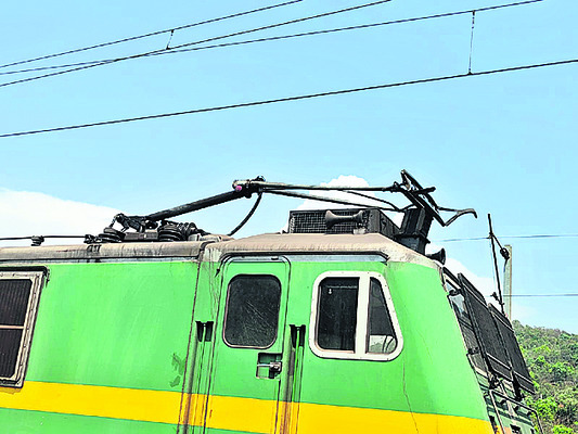 నిలిచిపోయిన రైళ్లు1