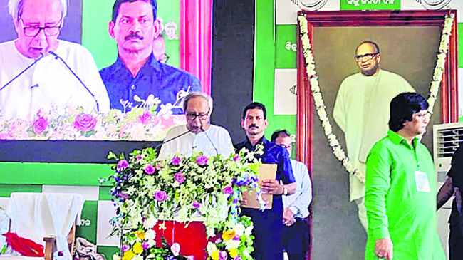 నవీన్‌కు 9వ సారి పట్టాభిషేకం1