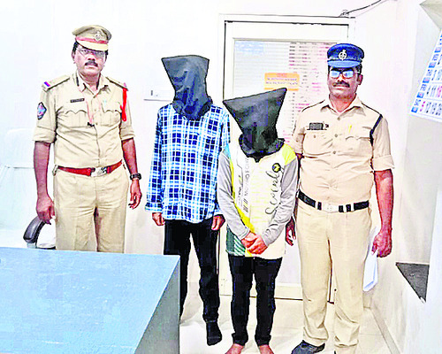 క్రికెట్ మైదానంలో గంజాయి ఒప్పందాలు 1