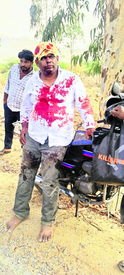 చెట్టును ఢీకొన్న మారుతీ వ్యాన్‌2