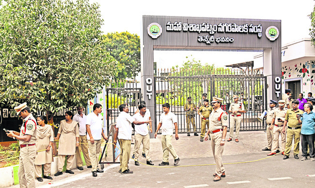 ప్రజాస్వామ్యం ఖూనీ1