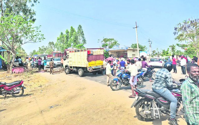 తాలు పేరిట తరుగు.. రోడ్డెక్కిన అన్నదాత 1