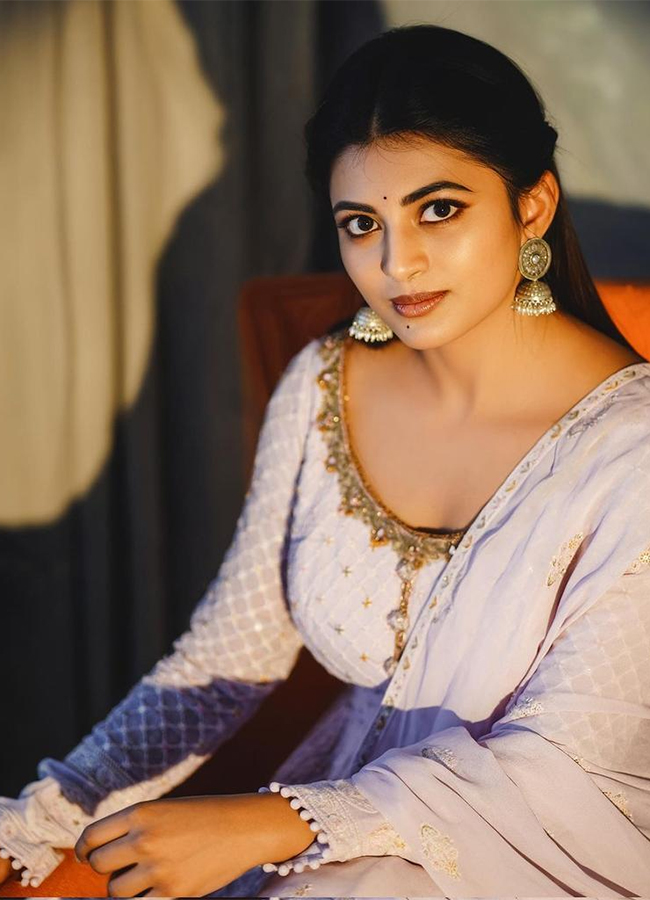 శ్రీదేవి సోడా సెంటర్ హీరోయిన్ ఆనంది లేటెస్ట్ ఫోటో గ్యాలరీ | actress ...