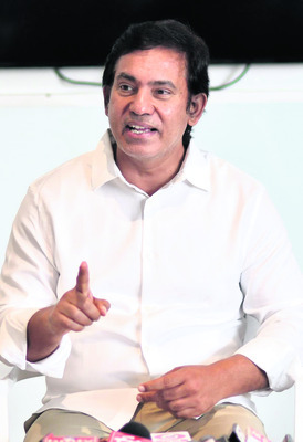 తండ్రీకొడుకులు నోరు పారేసుకుంటున్నారు. సొంత పార్టీ లేదు1