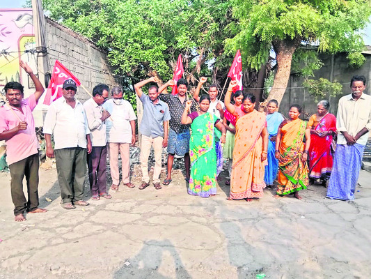 రామాలయంలో బంగారు అభరణాల అపహరణ
1